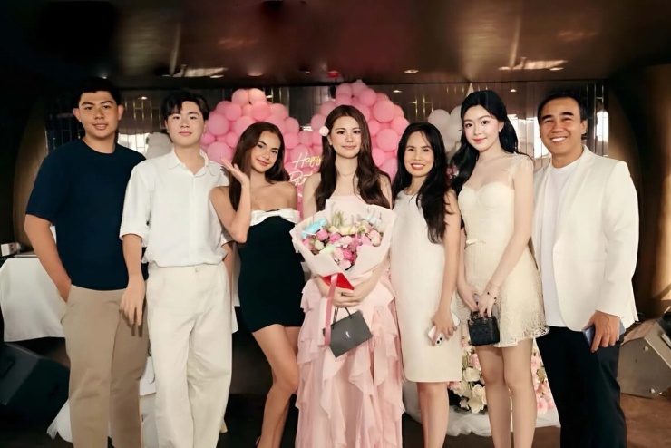 Quyền Linh làm tiệc trên du thuyền mừng sinh nhật con gái - 5