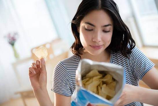 Ăn vặt thường xuyên, đặc biệt với các thực phẩm nhiều đường và chất béo, có thể làm tăng lượng calo nạp vào, cản trở quá trình giảm cân.
