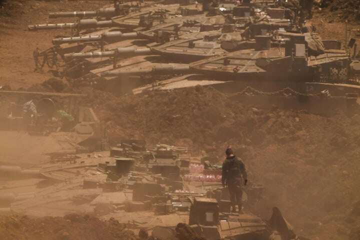 Binh sĩ Israel đang sửa chữa xe tăng gần biên giới với Lebanon ở miền bắc Israel