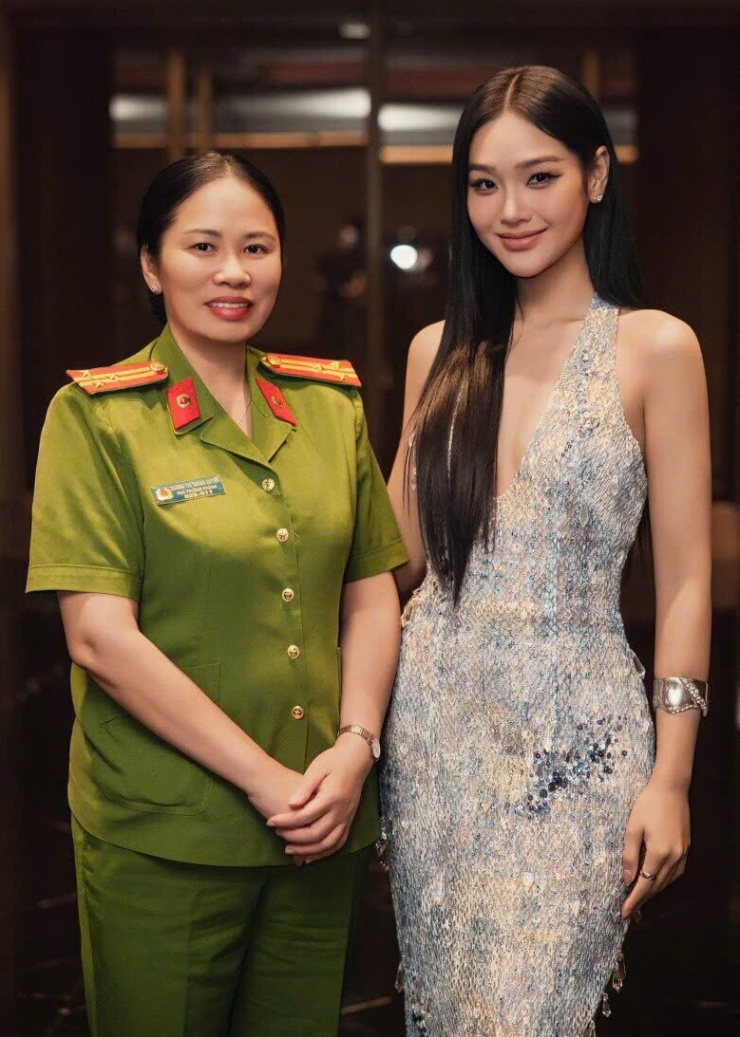 Thượng tá Dương Thị Thanh Huyền - Phó trưởng phòng 1 Cục Cảnh sát điều tra tội phạm về ma tuý (Bộ Công an) - thành viên Ban cố vấn phim Lửa trắng và diễn viên Cù Thị Trà (vai Sương). Ảnh VFC cung cấp.