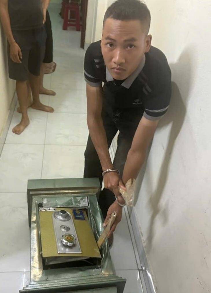 Giàng Sộng Pó đang thực nghiệm hiện trường. Ảnh: Công an tỉnh Bắc Ninh.