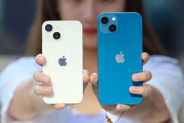 Dù đã ra mắt nhiều năm, iPhone 13 vẫn là lựa chọn hấp dẫn ở phân khúc hơn 10 triệu đồng nhờ màn hình OLED, chip A15 Bionic và camera kép chất lượng. (Ảnh minh hoạ: FPT Shop)
