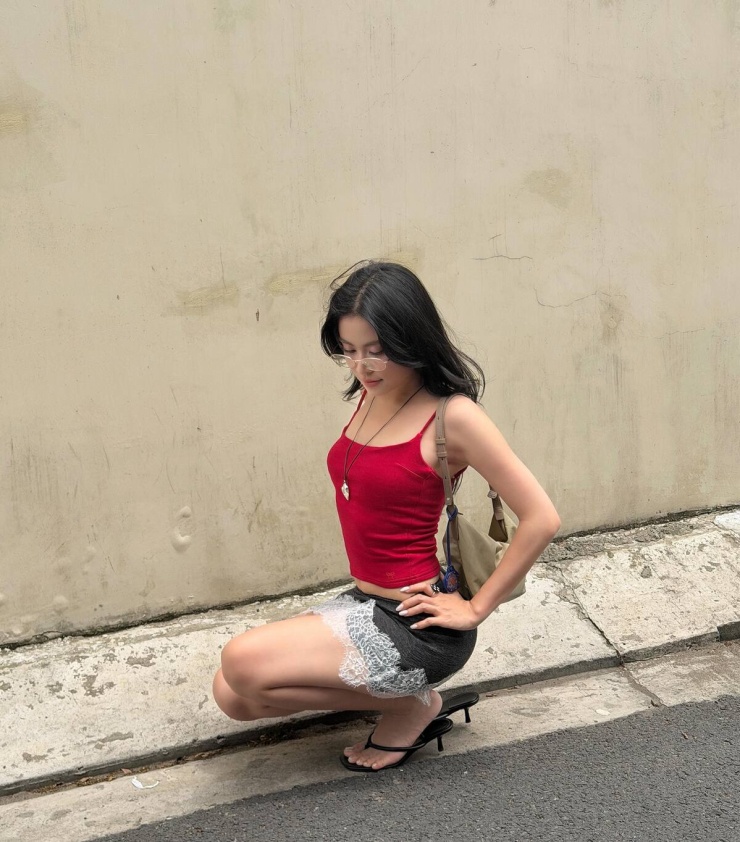 Trang phục dạo phố hè của Hoàng Thùy Linh - 4