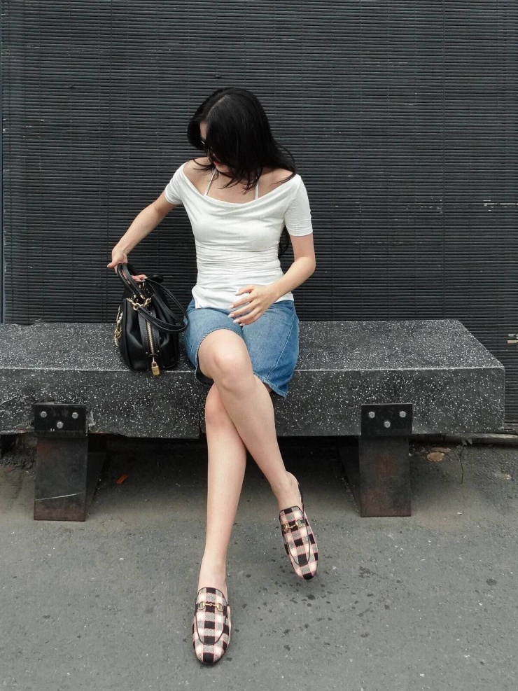 Trang phục dạo phố hè của Hoàng Thùy Linh - 2