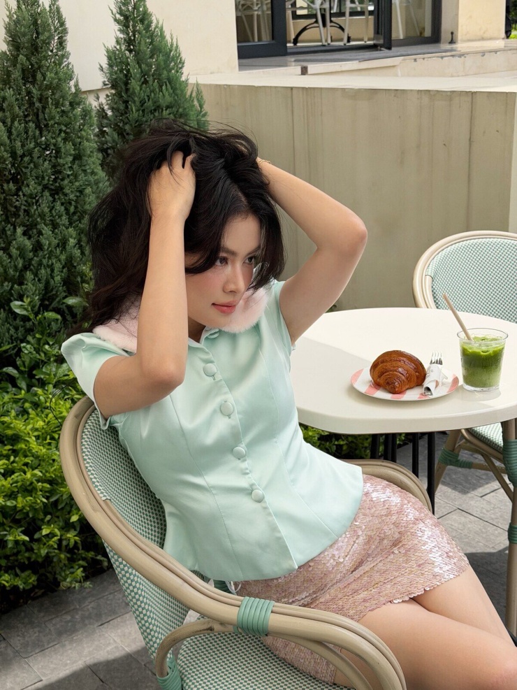 Trang phục dạo phố hè của Hoàng Thùy Linh - 1
