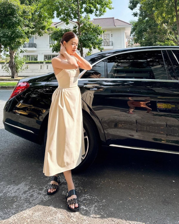 Trang phục dạo phố hè của Hoàng Thùy Linh - 8