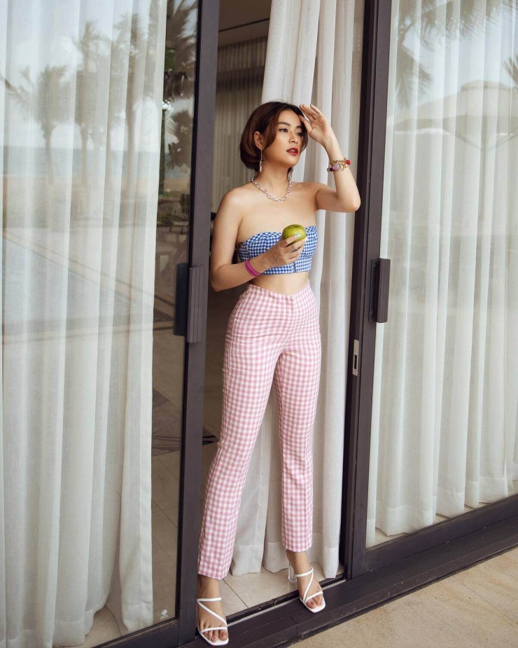 Trang phục dạo phố hè của Hoàng Thùy Linh - 11
