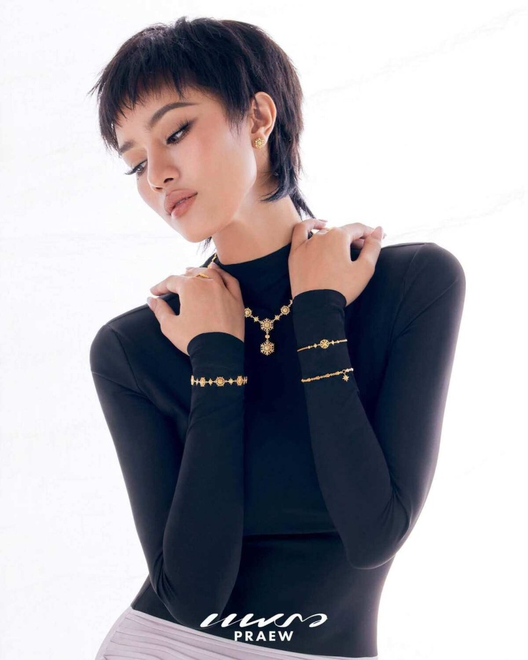 Hoa hậu xuất hiện trên trang bìa số tháng 7 và 8 của tạp chí Praew của Thái Lan với kiểu tóc tomboy. Opal nói: "Lần đầu thử nghiệm hình ảnh khác với những gì bản thân từng thể hiện, tôi hy vọng mọi người sẽ yêu thích". Trước đó, Opal Suchata thường để tóc dài buông xõa hoặc uốn nhẹ, kết hợp lối trang điểm trong trẻo. Trên trang chủ Hoa hậu Thế giới và các diễn đàn sắc đẹp, phong cách mới mẻ của Opal Suchata hút thảo luận. Ảnh: Praew