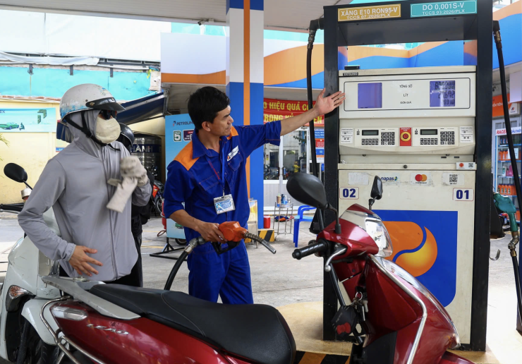 Trong dự thảo Nghị định kinh doanh xăng dầu, Bộ Công Thương đề xuất thương nhân đầu mối và thương nhân phân phối được quyền quyết định, công bố giá bán lẻ xăng dầu. Ảnh: Tuấn Hùng