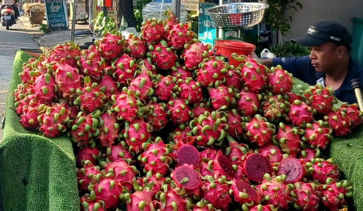 Thanh long ruột đỏ bán trên đường Phạm Ngũ Lão, phường Hạnh Thông. Ảnh: Thi Hà