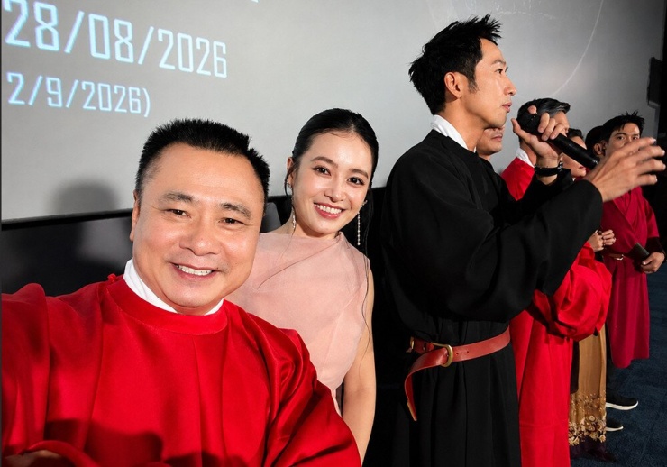 Dàn diễn viên hào hứng trong buổi showcase phim. 