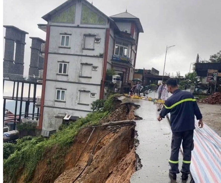 Sạt lở đường lên Cổng Trời tại Phú Thọ, người dân được khuyến cáo hạn chế lưu thông.