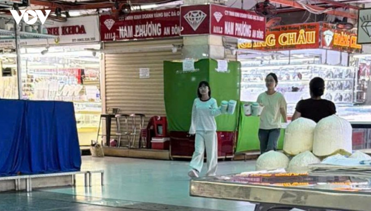 Khu vực kinh doanh vàng bạc, đá quý tại chợ An Đông hoạt động nhưng giao dịch trầm lắm (Ảnh: Ngọc Anh)