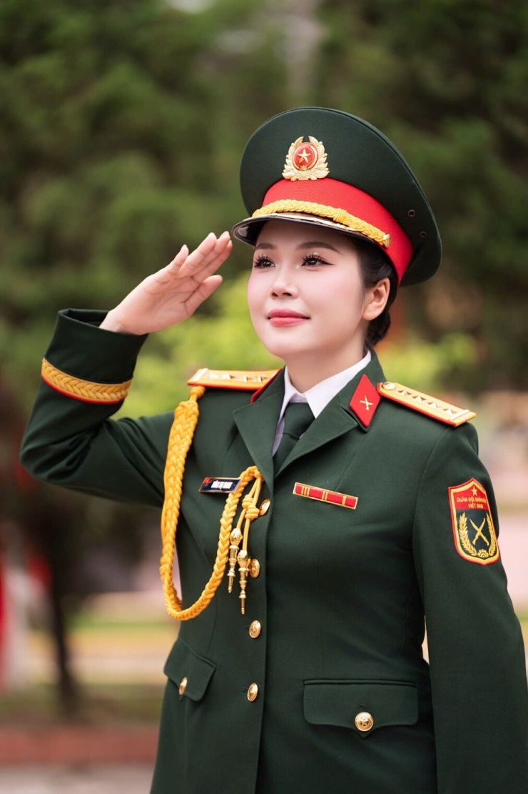 Ca sĩ Uyên Trang 2 lần thủ khoa Đại học Văn hóa Nghệ thuật Quân đội.