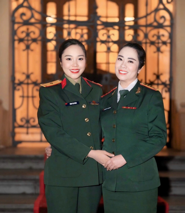 NSND Hồng Hạnh là thủ trưởng, người thầy của cô.
