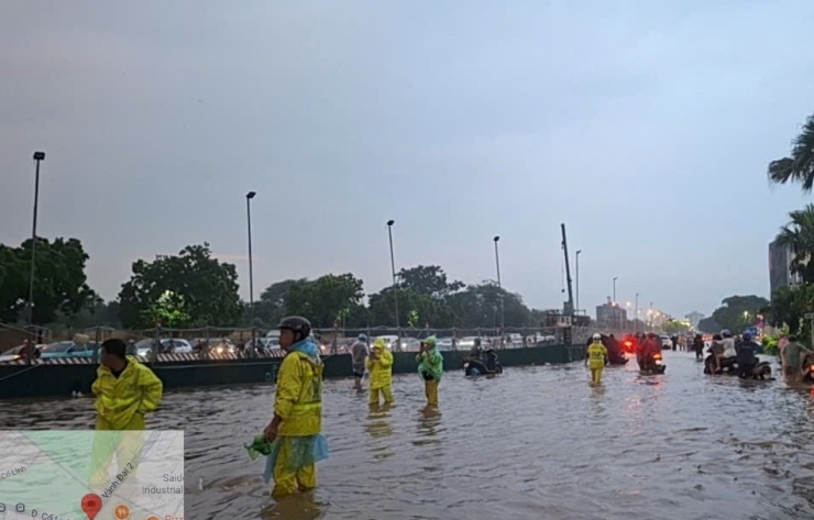 Phố Đàm Quang Trung (phường Long Biên) bị ngập sâu. Ảnh: LD.