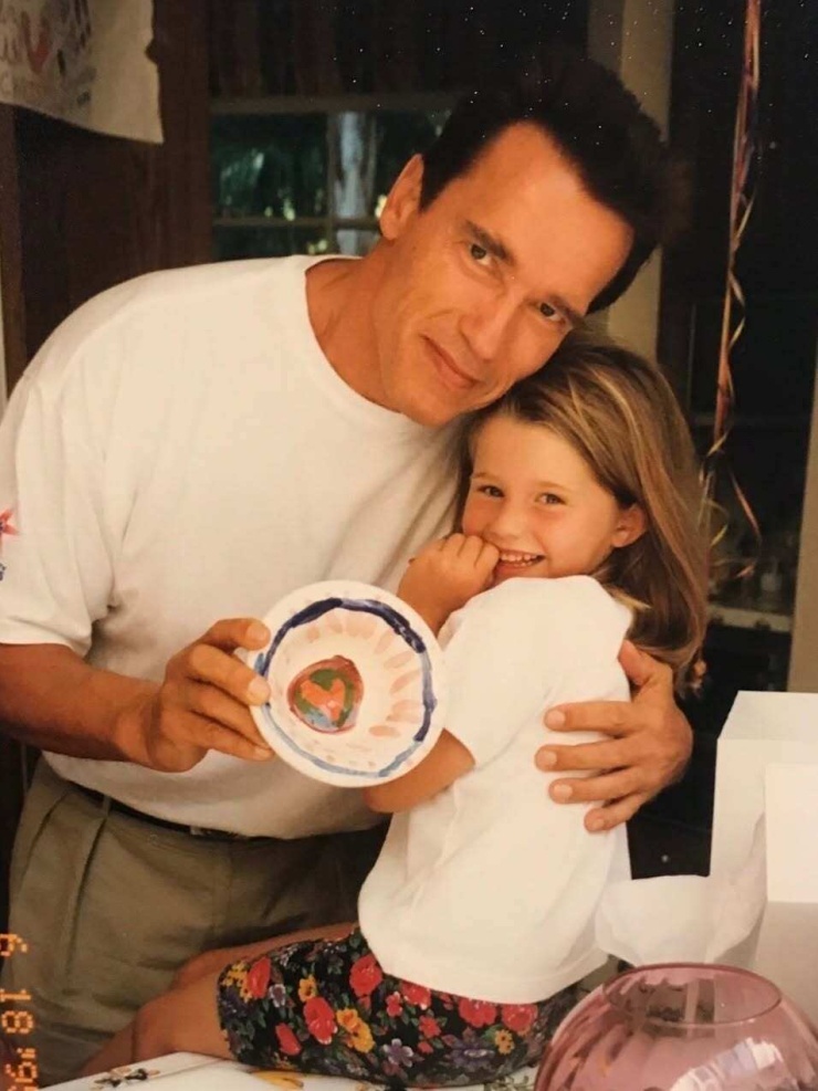 Arnold ôm con gái Katherine khi còn nhỏ. Ảnh: IG
