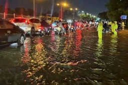 Mưa xối xả cuối giờ chiều ở Hà Nội, nhiều xe chết máy giữa đường ngập sâu