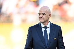 Chủ tịch FIFA "bỏ túi" gần 1 triệu bảng/tuần nếu bán World Cup thành công