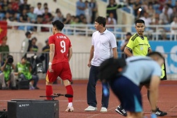 Đình Bắc liên tục bỏ lỡ vô duyên, "lườm" HLV Kim Sang Sik khi bị thay ra sớm?