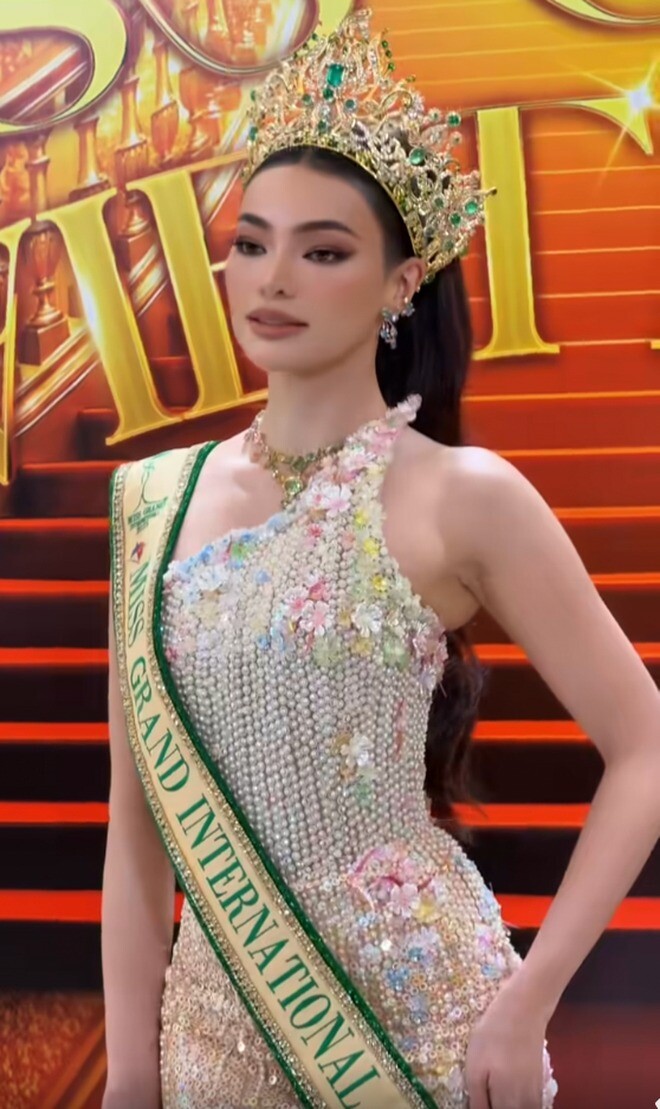 Bắt trọn visual của Đương kim Miss Grand International 2025 - Emma Mary Tiglao check-in thảm đỏ Chung Kết Miss Grand Vietnam 2026.