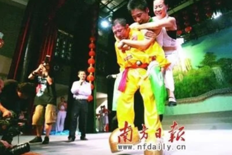 Võ sư "quái kiệt" 71 tuổi: Đi giày sắt 256kg, dùng lỗ mũi kéo ô tô 1,4 tấn