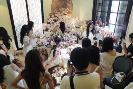 Quán cà phê ngập hoa sen, dựng sạp trái cây hút giới trẻ 'sống ảo'