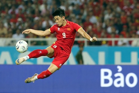 Đình Bắc tự nhận chơi "tệ", nói gì sau khi bị HLV Kim Sang Sik thay ra sớm?