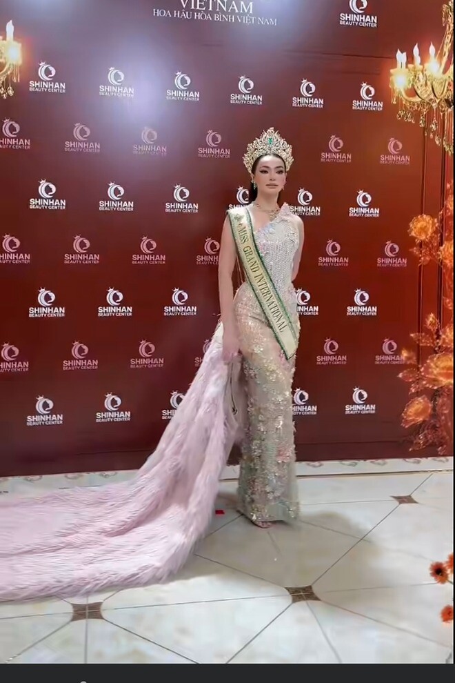 Bắt trọn visual của Đương kim Miss Grand International 2025 - Emma Mary Tiglao check-in thảm đỏ Chung Kết Miss Grand Vietnam 2026.