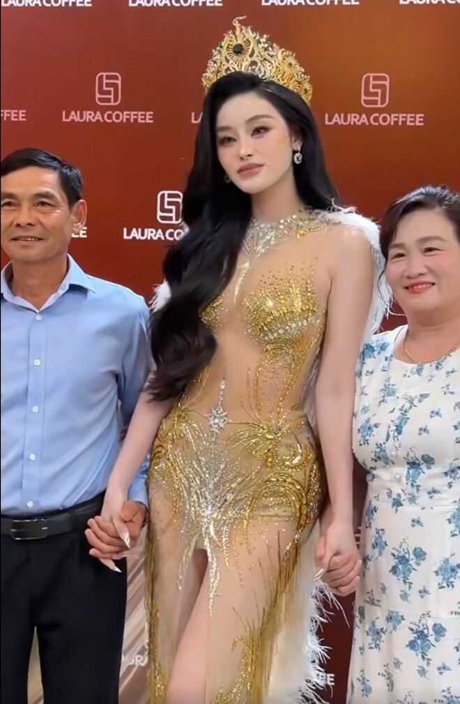 Miss Grand Vietnam 2025 Nguyễn Thị Yến Nhi cùng ba mẹ checkin thảm đỏ.
