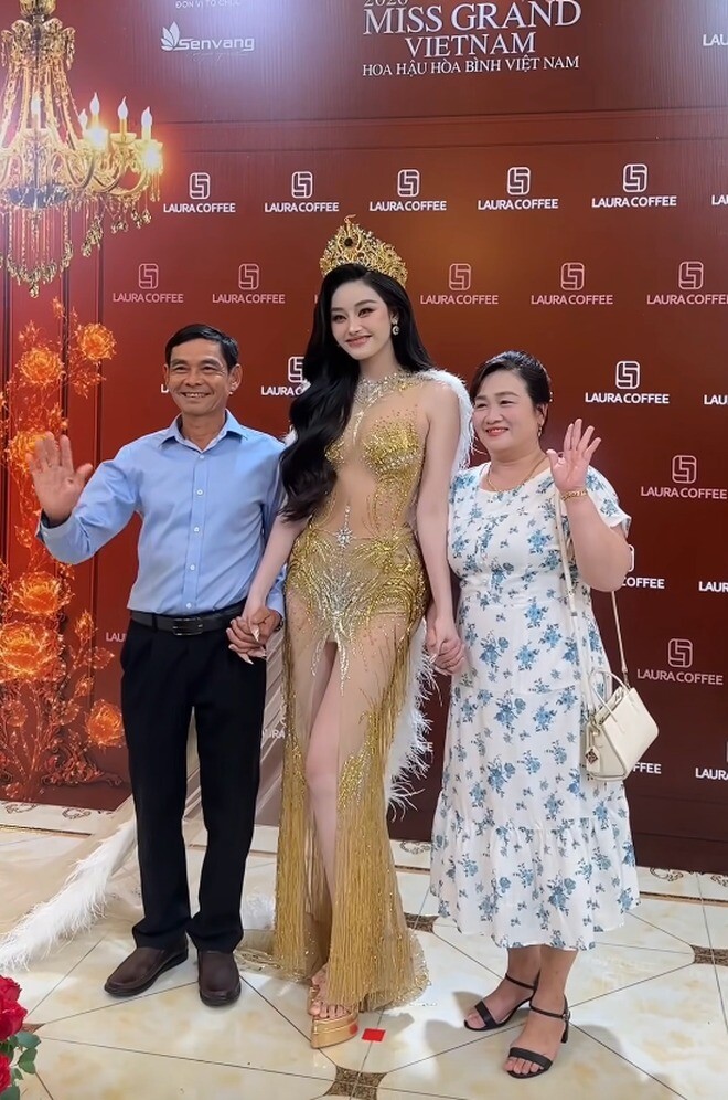 Miss Grand Vietnam 2025 Nguyễn Thị Yến Nhi cùng ba mẹ checkin thảm đỏ.