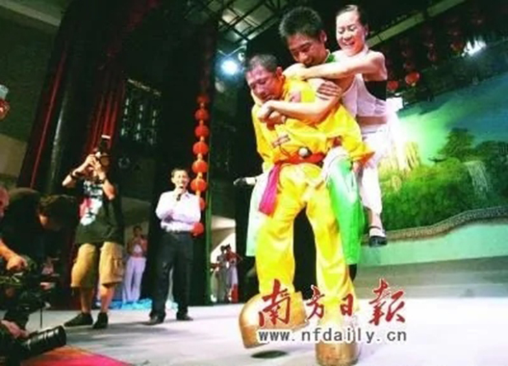 Ngoài đôi giày sắt, ông còn cõng thêm 2 người và bước đi 