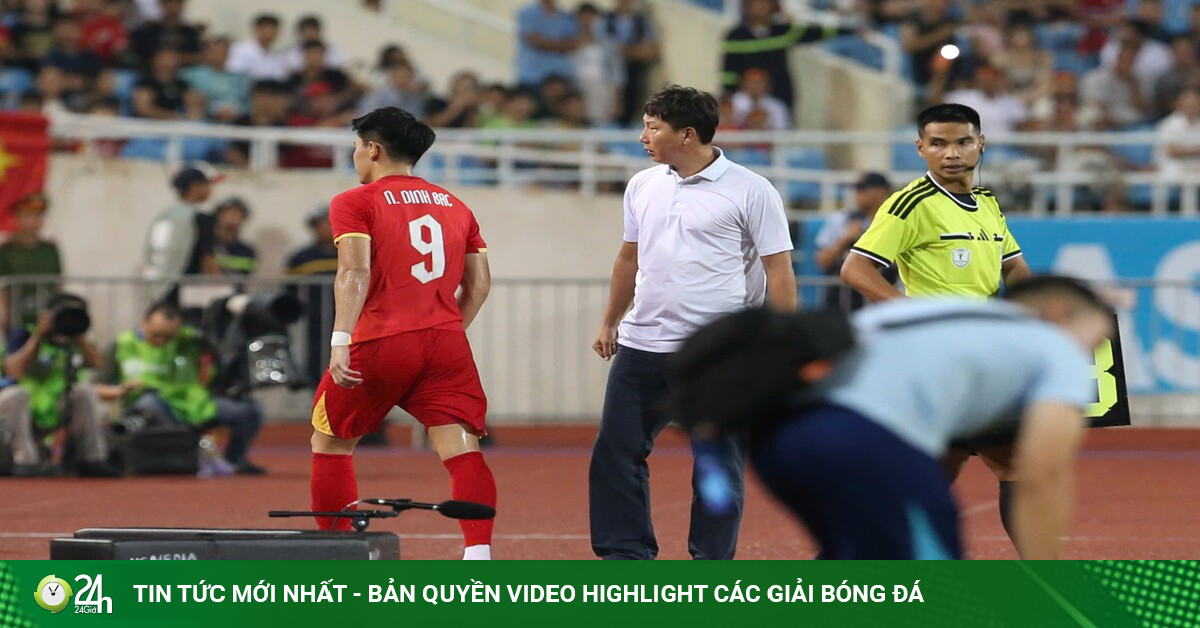 Đình Bắc liên tục bỏ lỡ vô duyên, "lườm" HLV Kim Sang Sik khi bị thay ra sớm?