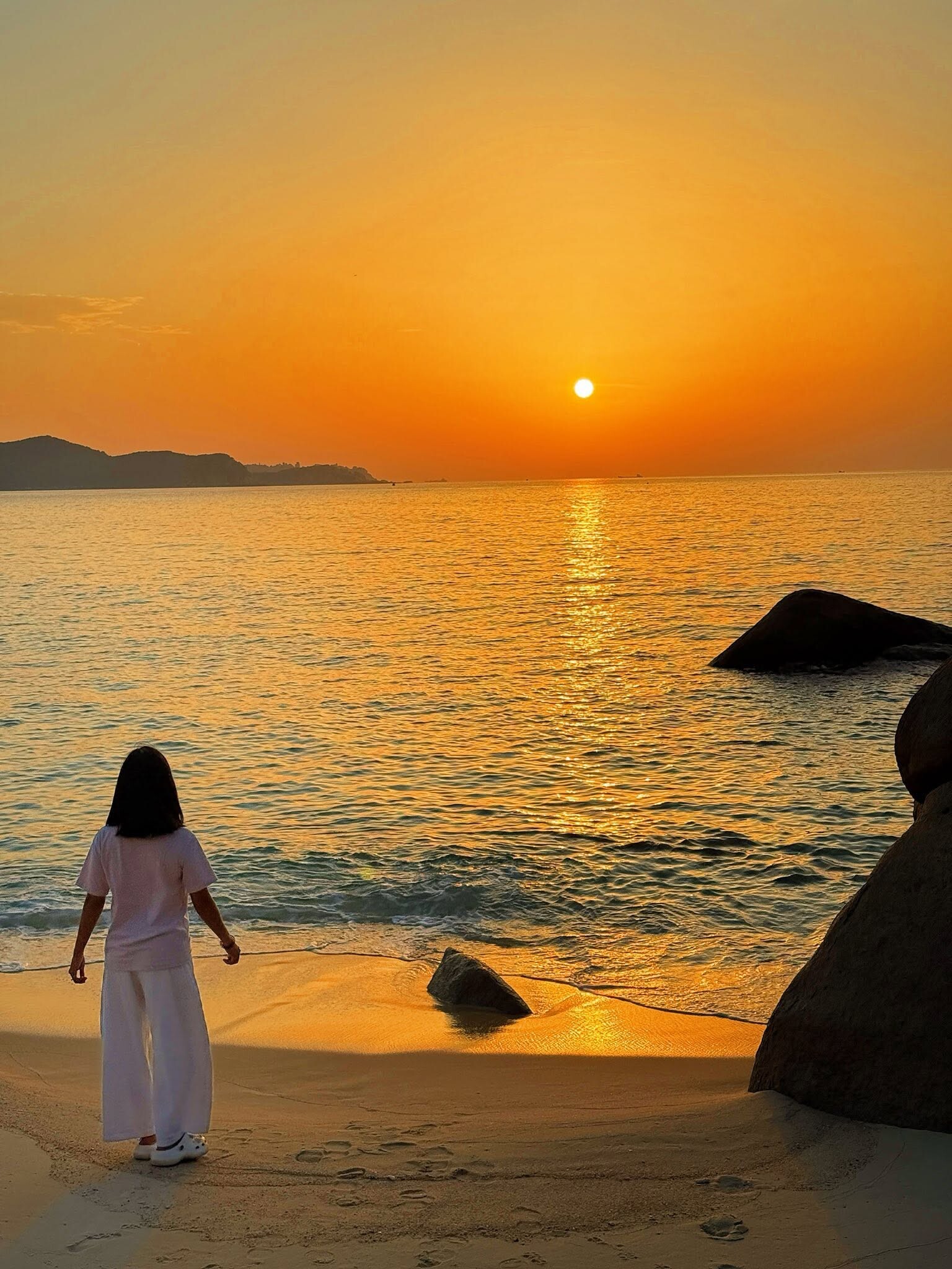 Khung cảnh bình minh lãng mạn trên biển. Ảnh: Thuỷ Ninh