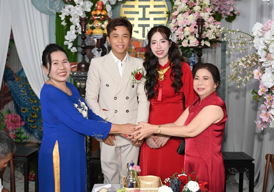 Chú rể bắc ghế cao 25cm chụp ảnh cùng cô dâu 
