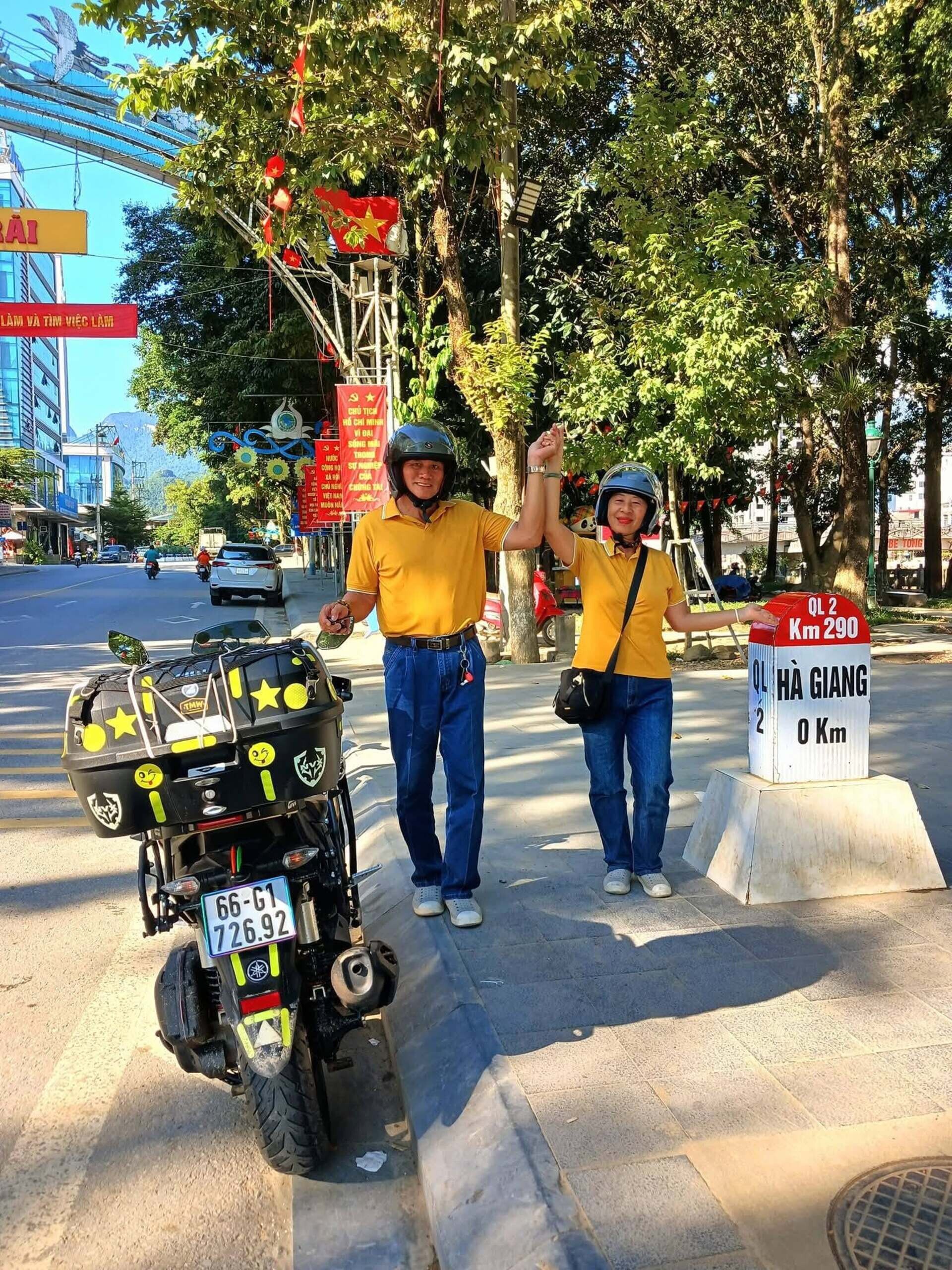 Ông bà chạy xe máy khám phá cung đường hạnh phúc tại Tuyên Quang