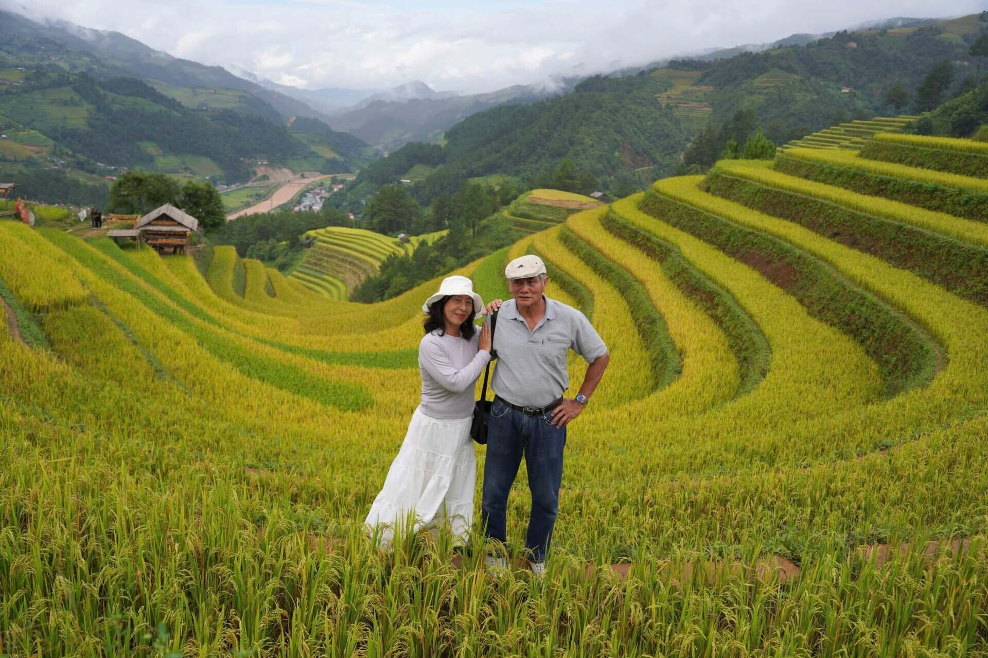 Biển mây Tà Xùa, ruộng bậc thang Mù Cang Chải gây ấn tượng với hai vị khách phương Nam