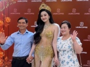 Bố mẹ đẻ Hoa hậu Yến Nhi gây chú ý trên thảm đỏ chung kết Miss Grand Vietnam 2026