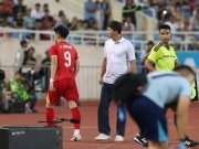 Đình Bắc liên tục bỏ lỡ vô duyên, "lườm" HLV Kim Sang Sik khi bị thay ra sớm?
