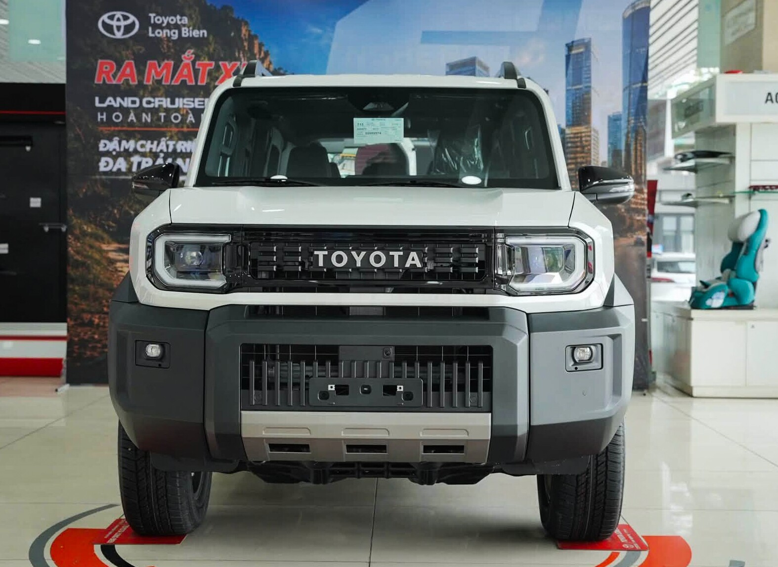 Land Cruiser FJ gây ấn tượng thị giác mạnh mẽ nhờ ngôn ngữ thiết kế "boxy" khối hộp góc cạnh.