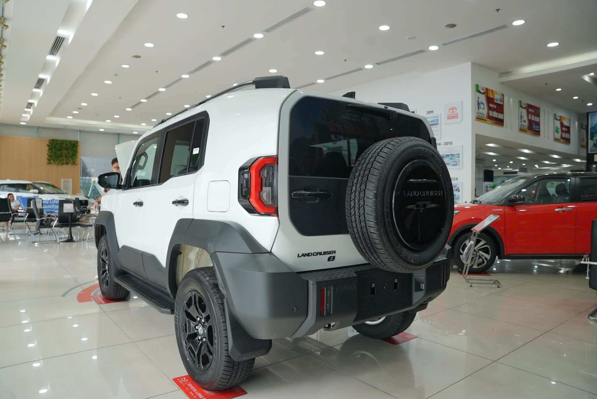 Land Cruiser FJ lại vươn cao tới 1.960 mm – nhỉnh hơn mẫu SUV cỡ D Fortuner tới 125 mm.
