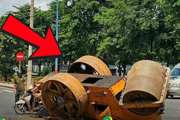 Xe lu lật ngửa giữa đường, người đàn ông bỏ xe máy ôm bé trai tháo chạy