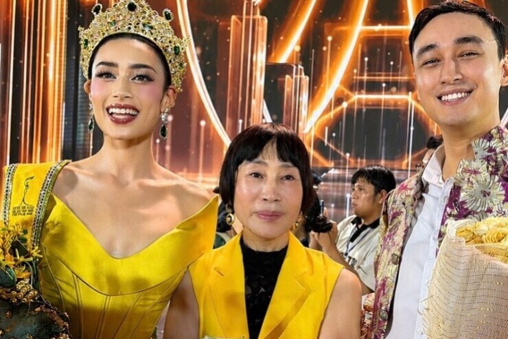 Mẹ ruột tiết lộ về hoa hậu Emoura Phạm và bất ngờ về chiếc váy đăng quang