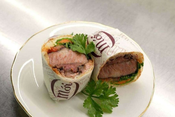 Tranh luận quanh ổ bánh mì 200.000 đồng