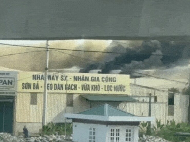 Hà Nội: Khói đen cuồn cuộn bốc lên tại công ty nội thất