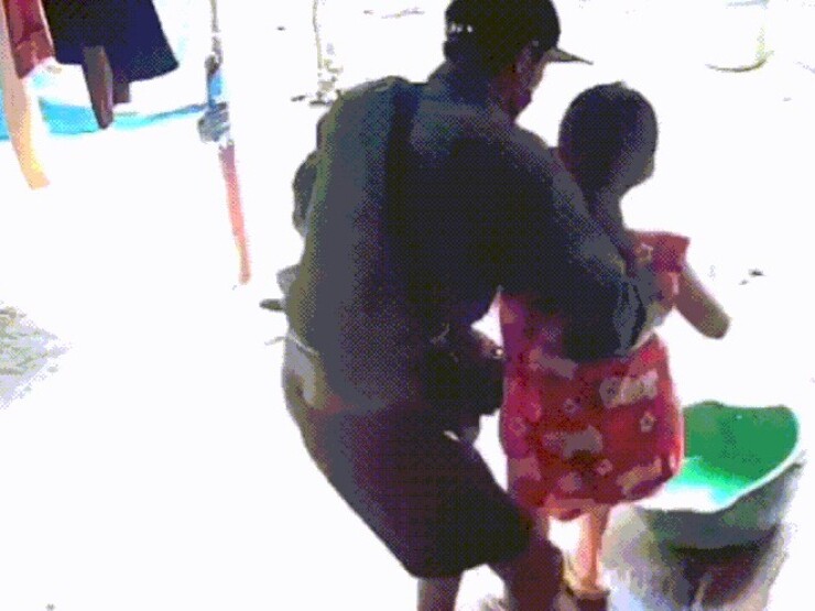 Vụ bé gái bị người lạ vào nhà bế đi: Công an công bố nhận dạng, truy tìm đối tượng