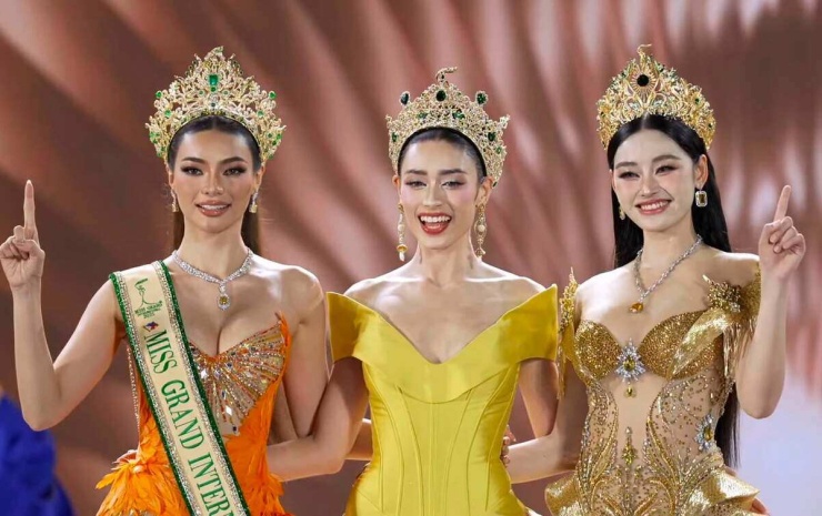 Khoảnh khắc đăng quang của Emoura Phạm.