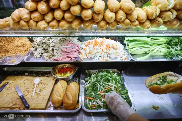 Quầy phục vụ bánh mì thịt nguội tại Lễ hội bánh mì ở TP HCM, tháng 4. Ảnh: Trần Quỳnh