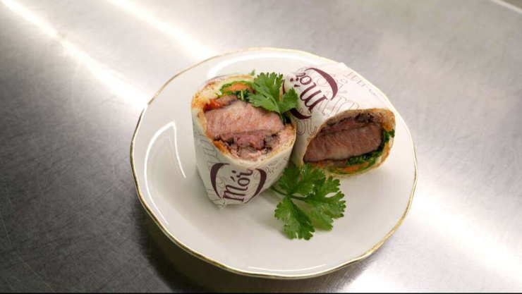 Bánh mì giá 200.000 đồng tại một nhà hàng ở TP HCM. Ảnh: Công Khanh