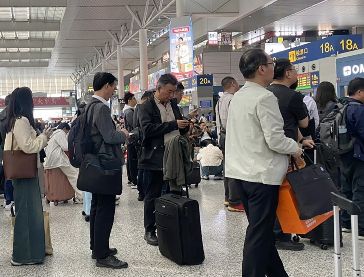 Khách xếp hàng tại ga tàu cao tốc Trung Quốc. Ảnh: Linh Hương